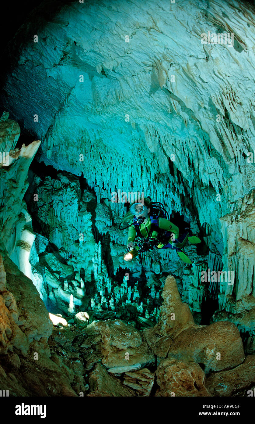 Buceo en cavernas submarinas de agua dulce Cueva Taina Punta Cana