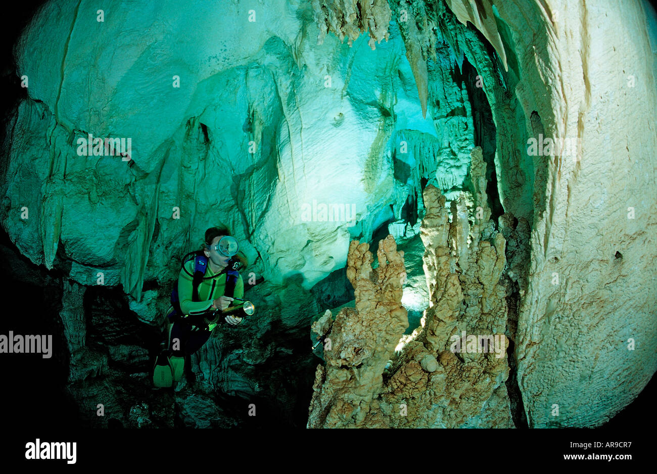 Buceo en cavernas submarinas de agua dulce Cueva Taina Punta Cana