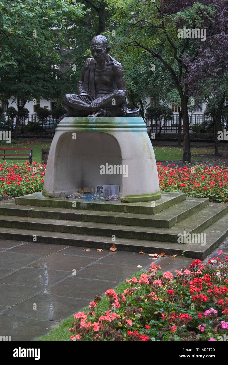 Memorial estatua de Mahatma Gandhi. Tavistock Square, Bloomsbury, Londres, Inglaterra Foto de stock