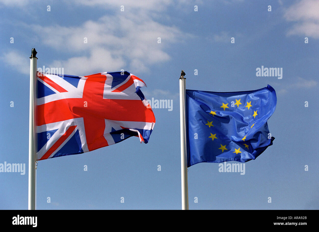Una bandera del Reino Unido que vuela junto a una bandera de la Unión Europea, la bandera de la Gran Bretaña Union y la bandera de la Unión Europea. Brexit Foto de stock