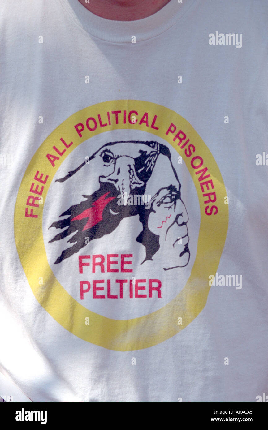 Protestando por el encarcelamiento nativo americano Leonard Peltier. En el corazón de la Bestia de mayo Día de Fiesta MN de Minneapolis, Minnesota, EE.UU. Foto de stock