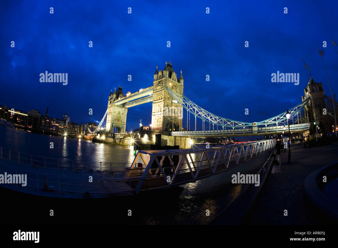 Puente de la torre iluminada por la noche y el Río Támesis Londres England Reino Unido Reino Unido GB Gran Bretaña Islas Británicas UE Foto de stock
