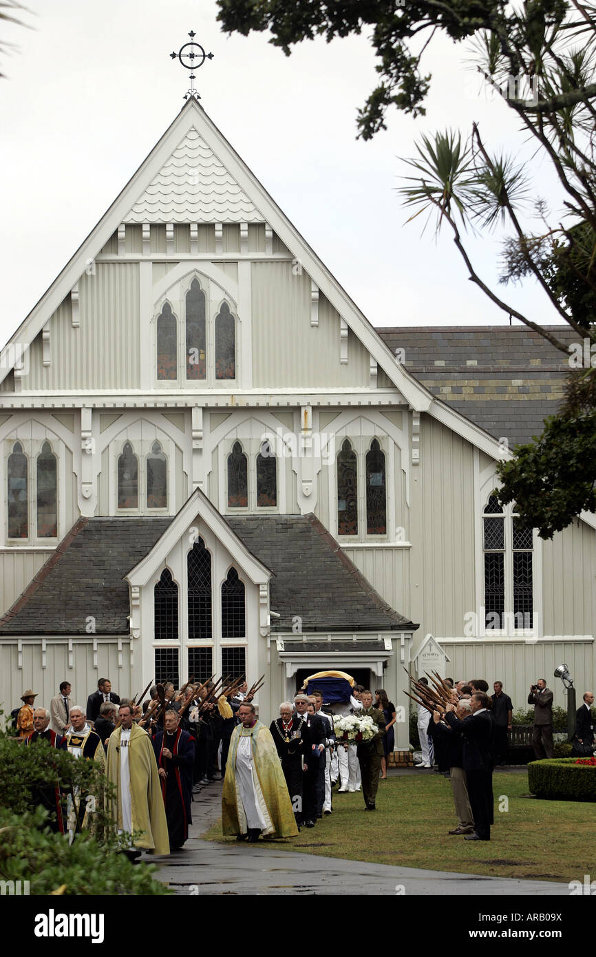 Sir Edmund Hillary funeral estatal en Auckland, Nueva Zelanda. Cofrecito está tomado de la Iglesia de Santa María después del servicio Foto de stock