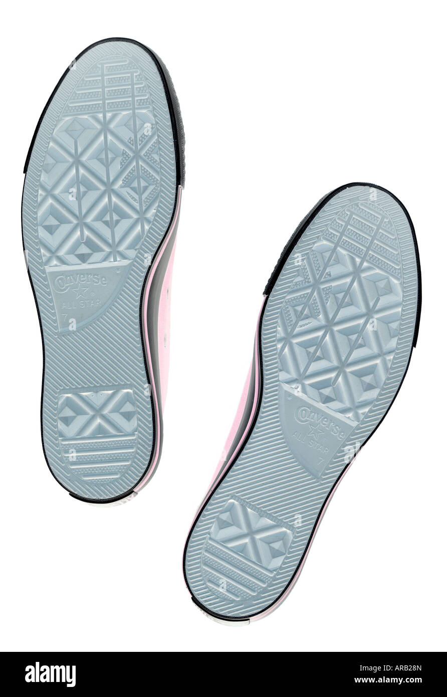 Pares de botas de baloncesto Converse en condiciones de desgaste, Converse  es una compañía de zapatillas estadounidense fundada en 1908 Fotografía de  stock - Alamy