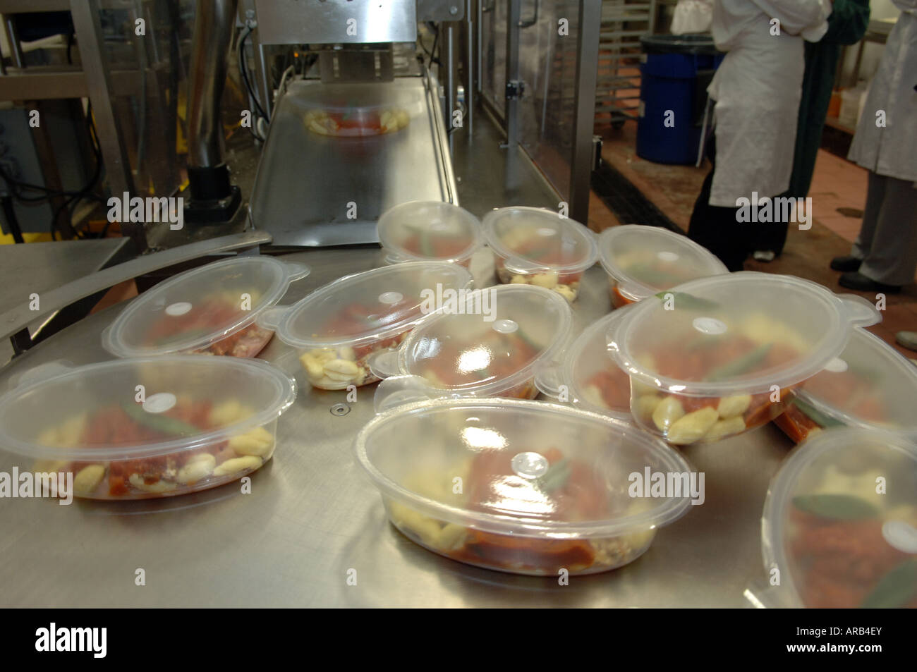 Fresh Direct s línea de microondas las comidas se preparan en su planta de procesamiento de Queens, Nueva York Foto de stock