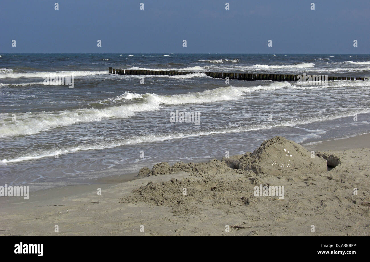 Geografía / viajes, BRD, Mecklemburgo-Pomerania Occidental, Dierhagen-Strand, playas, playa con sandcastle, Additional-Rights-Clearance-Info-Not-Available Foto de stock