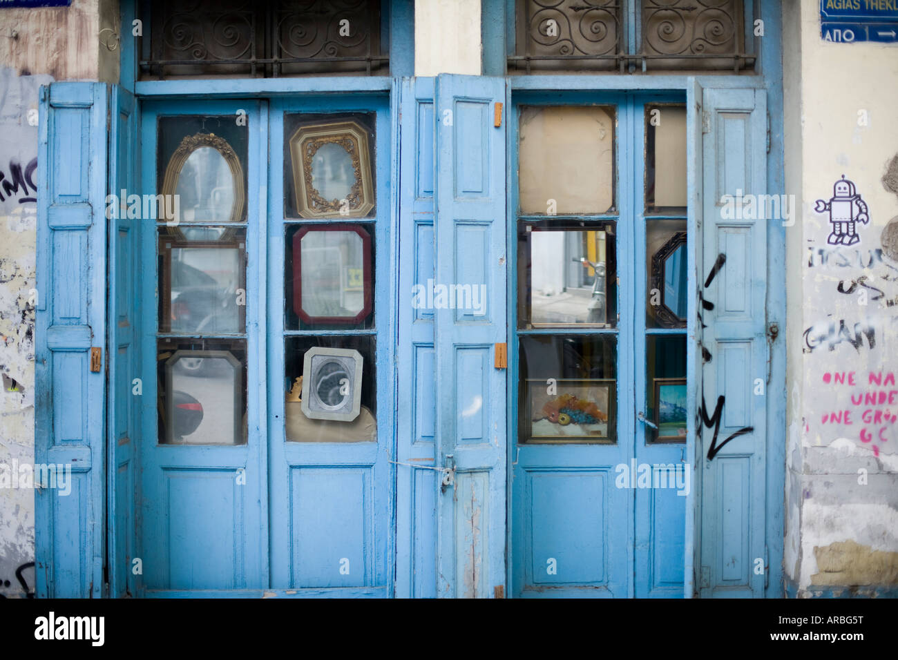 Casco azul puertas y contraventanas de madera con espejos enmarcados en  windows Fotografía de stock - Alamy