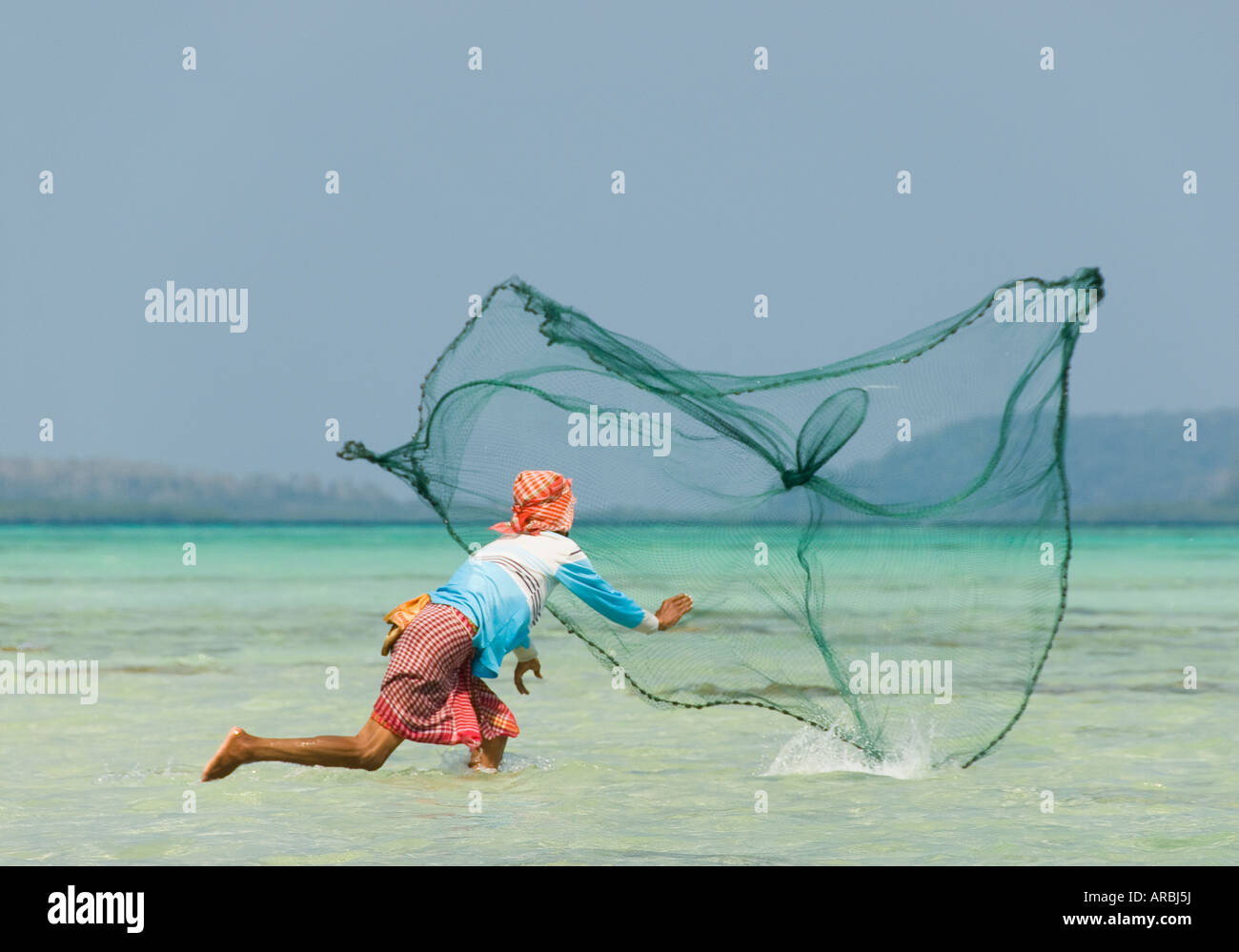 Un pescador de la pesca en las Islas Andamán de la India Foto de stock