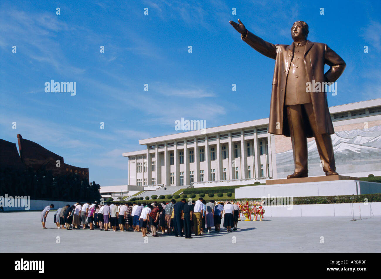 Grupo comuna trajo a proa al Gran Líder en gran monumento, Pyongyang, Corea del Norte, Asia Foto de stock