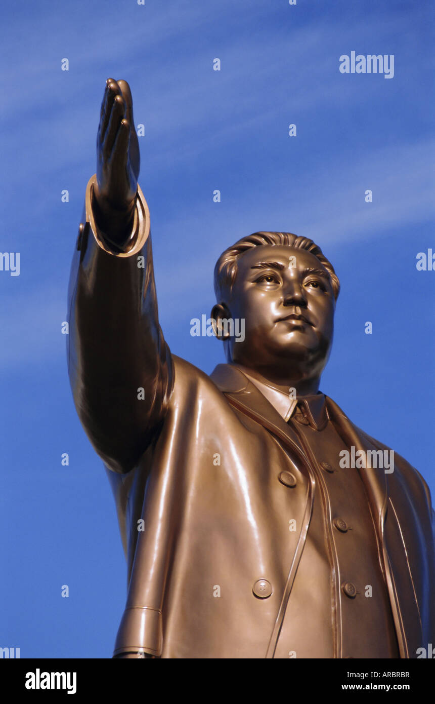 Estatua de bronce, de 30m de alto, del gran líder, el gran monumento Mansudae Hill, Pyongyang, Corea del Norte, Asia Foto de stock