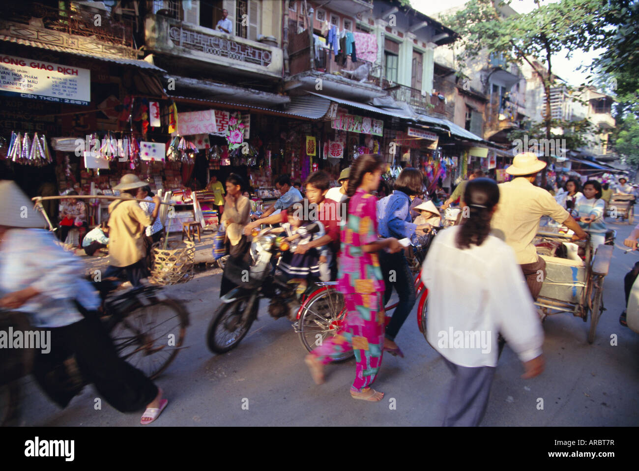 Bulliciosa calle en el barrio antiguo de Hanoi, Vietnam, Indochina, en el sudeste de Asia, Asia Foto de stock
