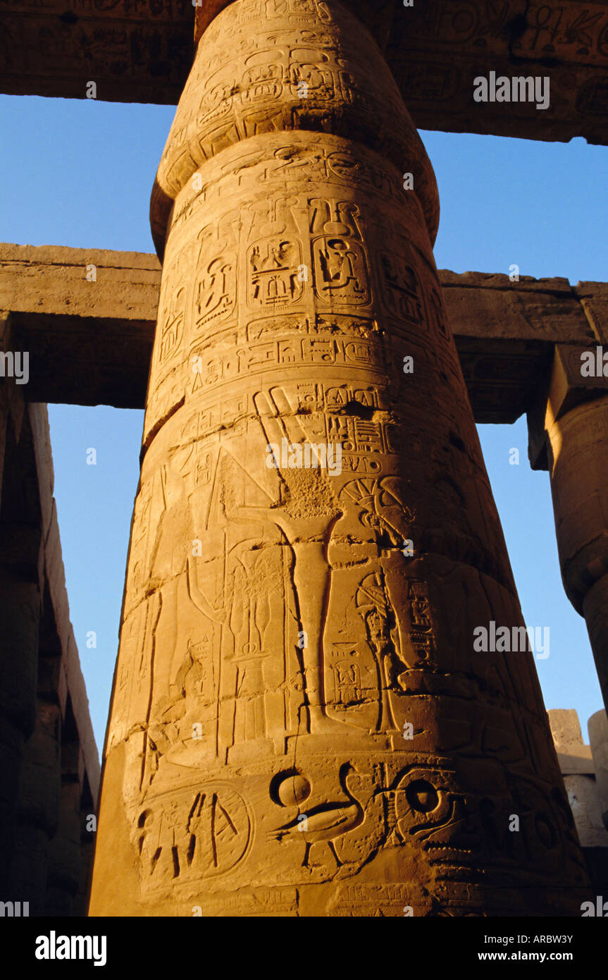 Una de las 102 columnas en la gran sala hipóstila salen, Templo de Karnac, Karnac, Egipto, Norte de África Foto de stock