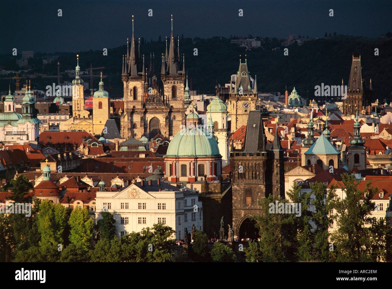 Vistas de Stare Mesto barrio incluyendo la iglesia de Tyn, Praga, sitio del Patrimonio Mundial de la UNESCO, República Checa, Europa Foto de stock