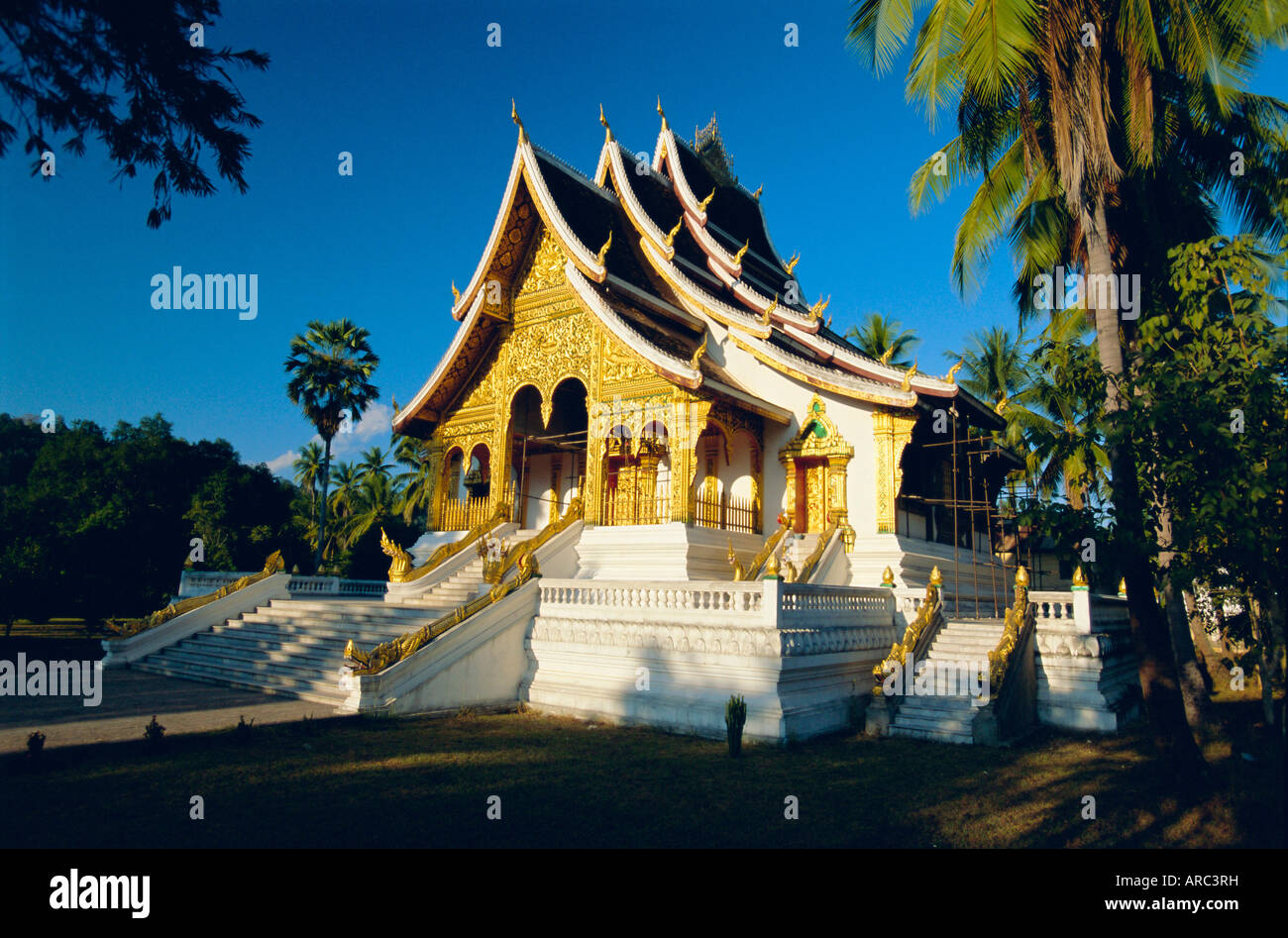 Religiosos adornados pavilion, la Haw Pha Bang, el Museo del Palacio Real, en Luang Prabang, Laos Foto de stock
