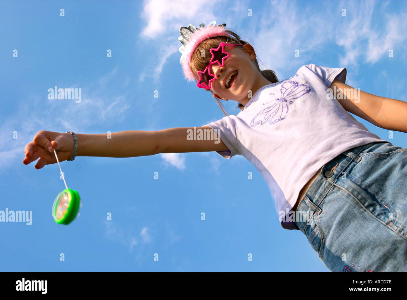 Niño jugando yoyo Imagen Vector de stock - Alamy