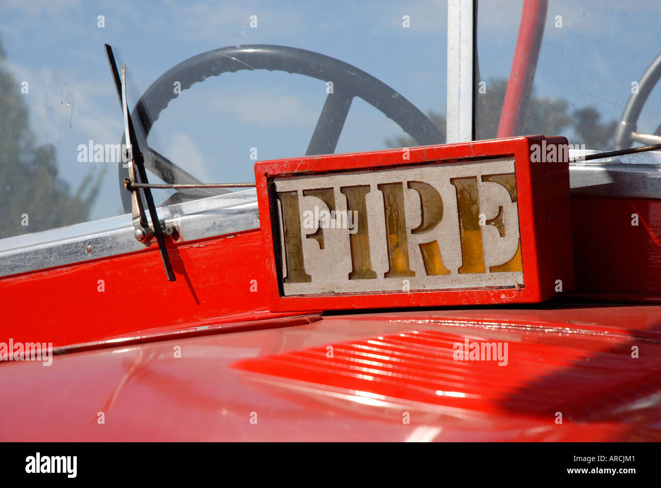 Signo de fuego en la parte delantera del casco de bomberos de principios de siglo XX. Foto de stock