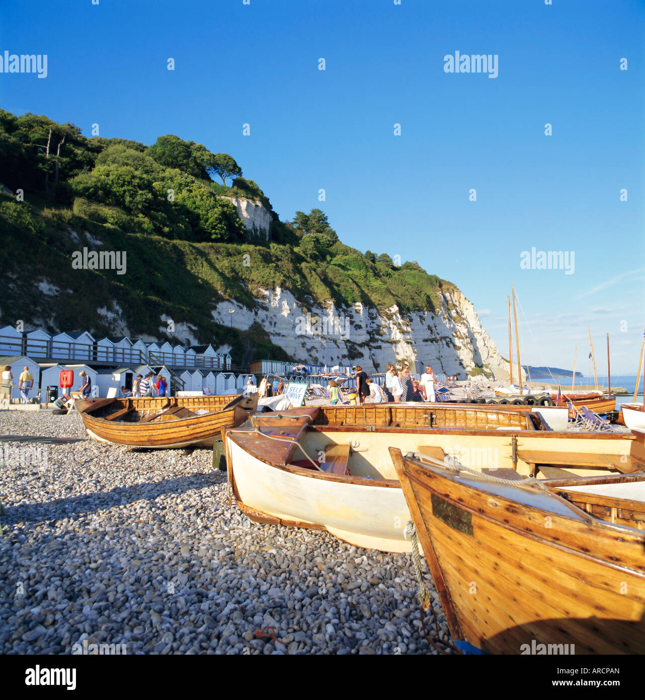 Los barcos en la playa, cerveza, Devon, Inglaterra, Reino Unido. Foto de stock