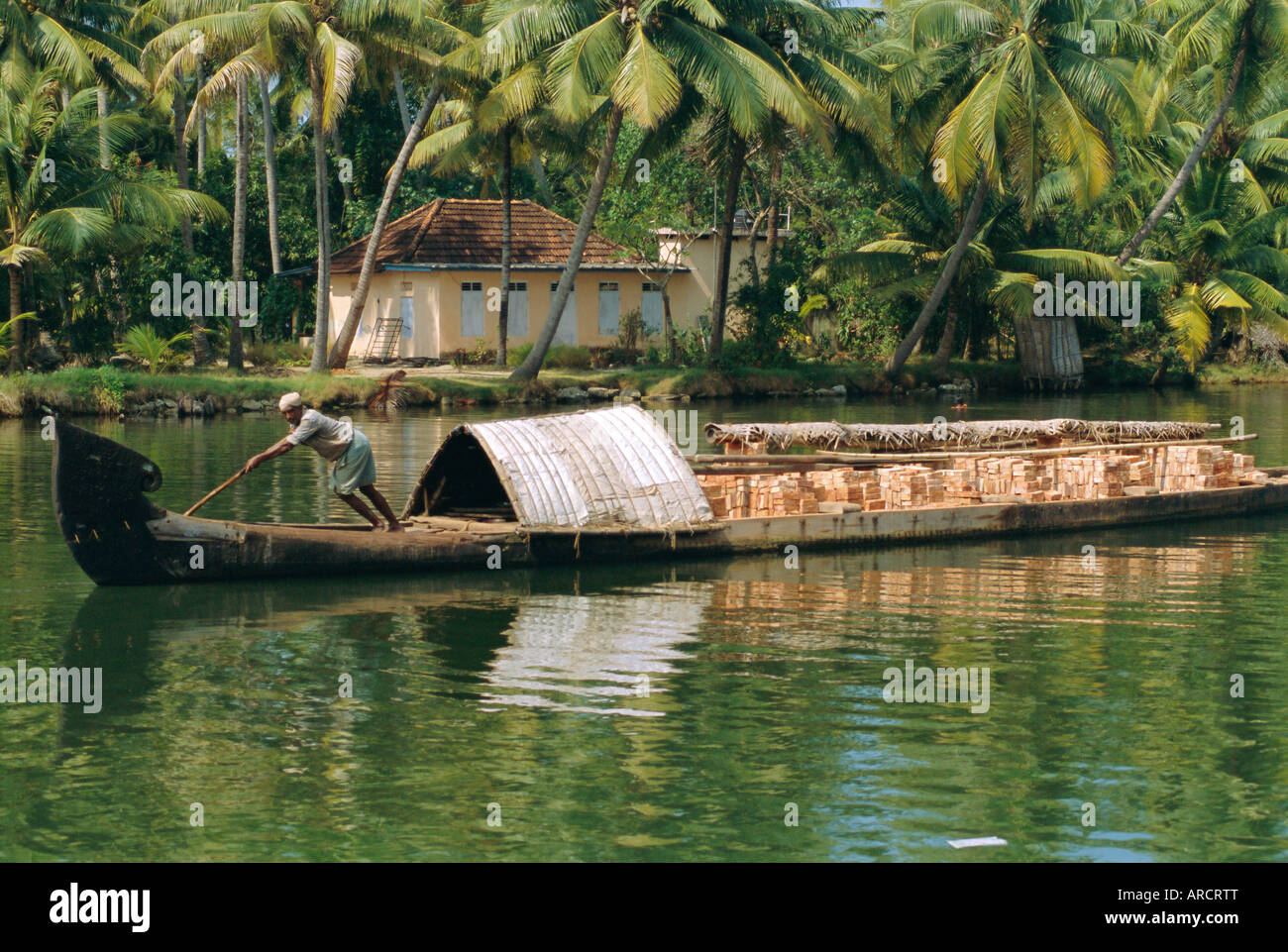 Barcaza en la hidrovía, los remansos de Kerala, India Foto de stock