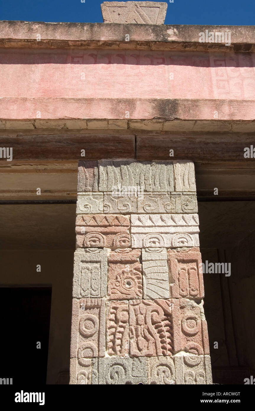 Columnas representando el pájaro quetzal, Palacio del Quetzal Mariposa, Teotihuacán, México Foto de stock