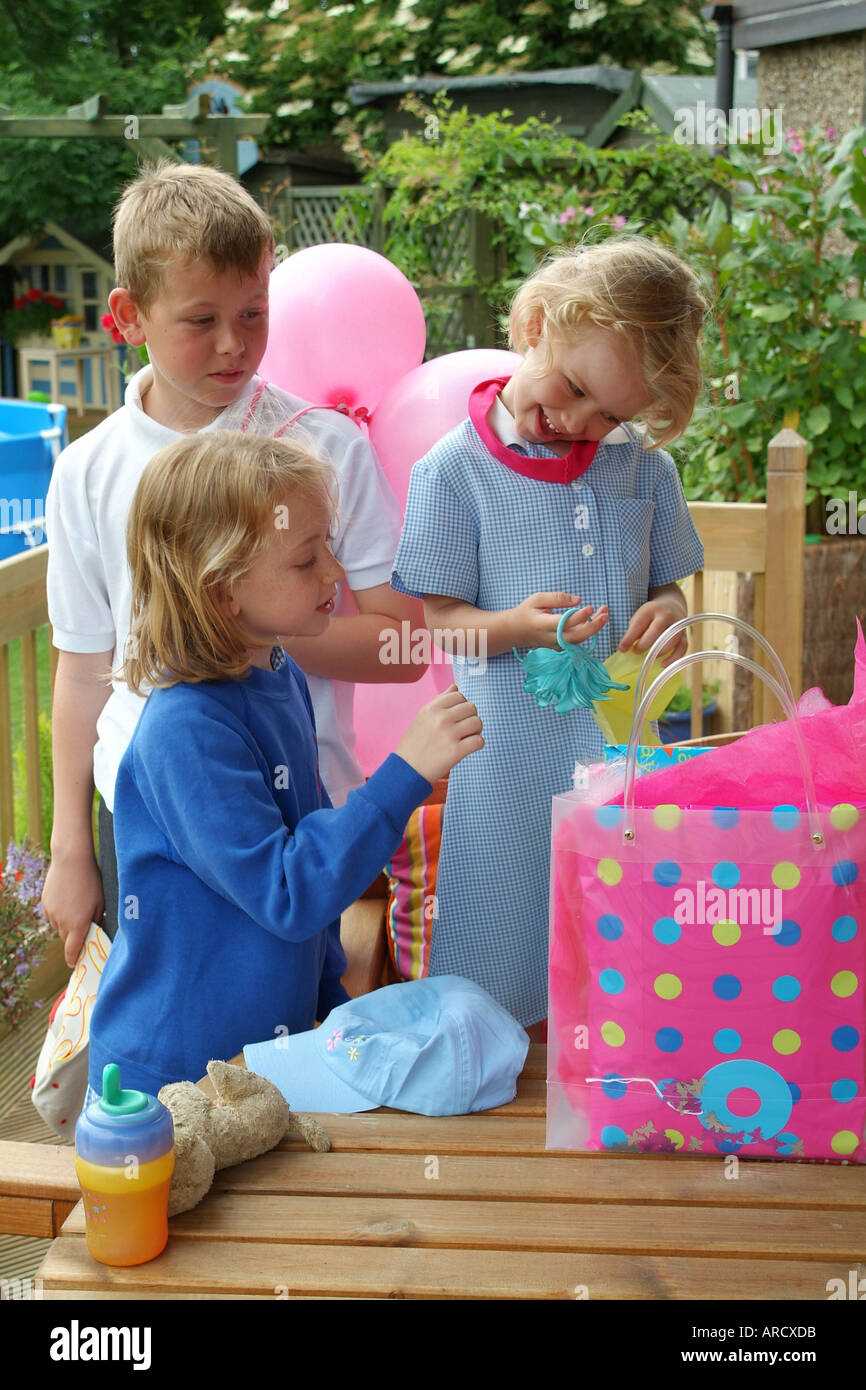 Niños abriendo regalos de cumpleaños fotografías e imágenes de alta  resolución - Alamy