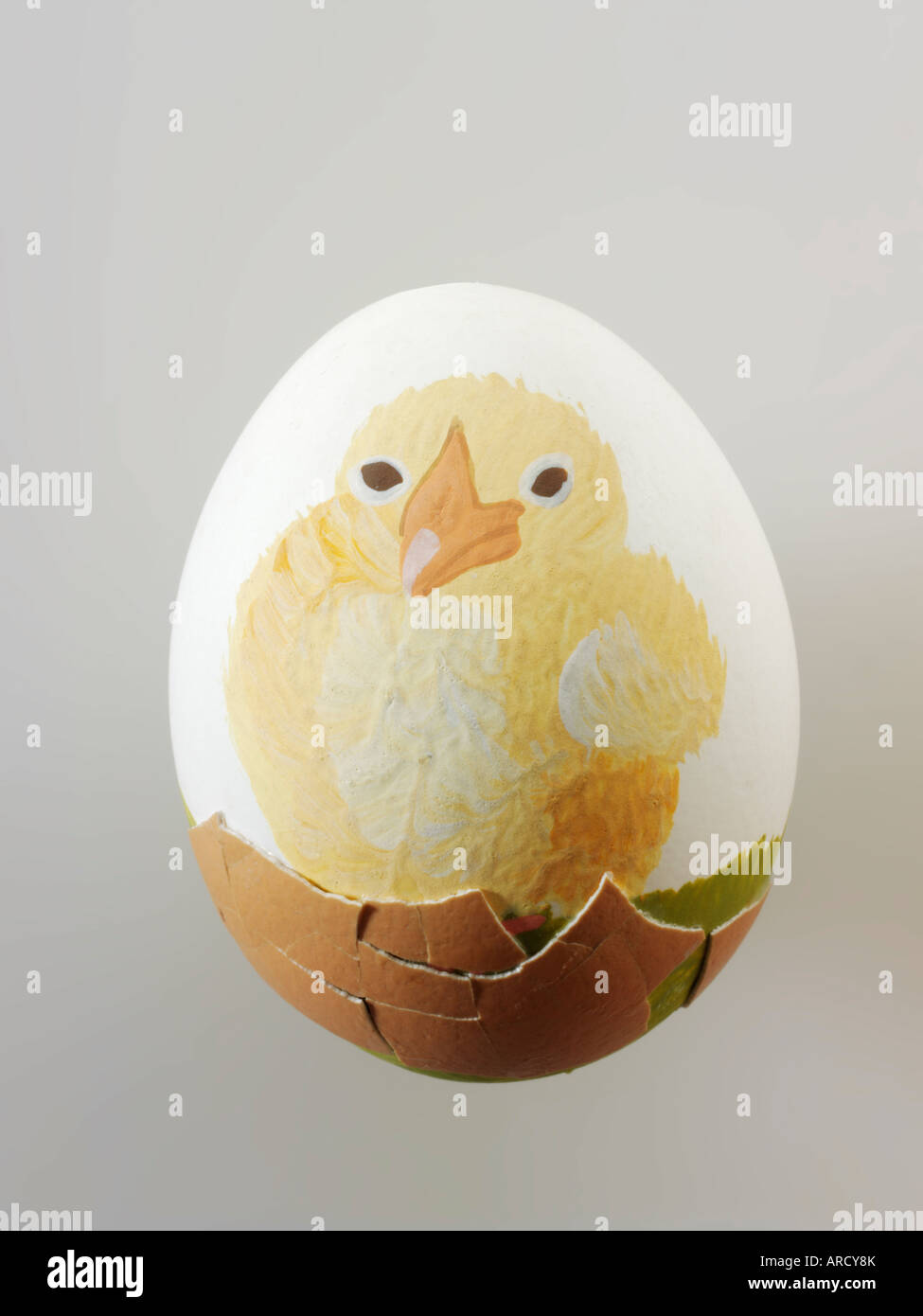 Huevo de Pascua pintados a mano con chic Foto de stock