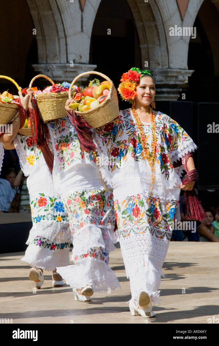 La mujer en el tradicional baile Vestidos Bordados con cestas de frutas  Mérida en Domingo Península de Yucatán, México Fotografía de stock - Alamy