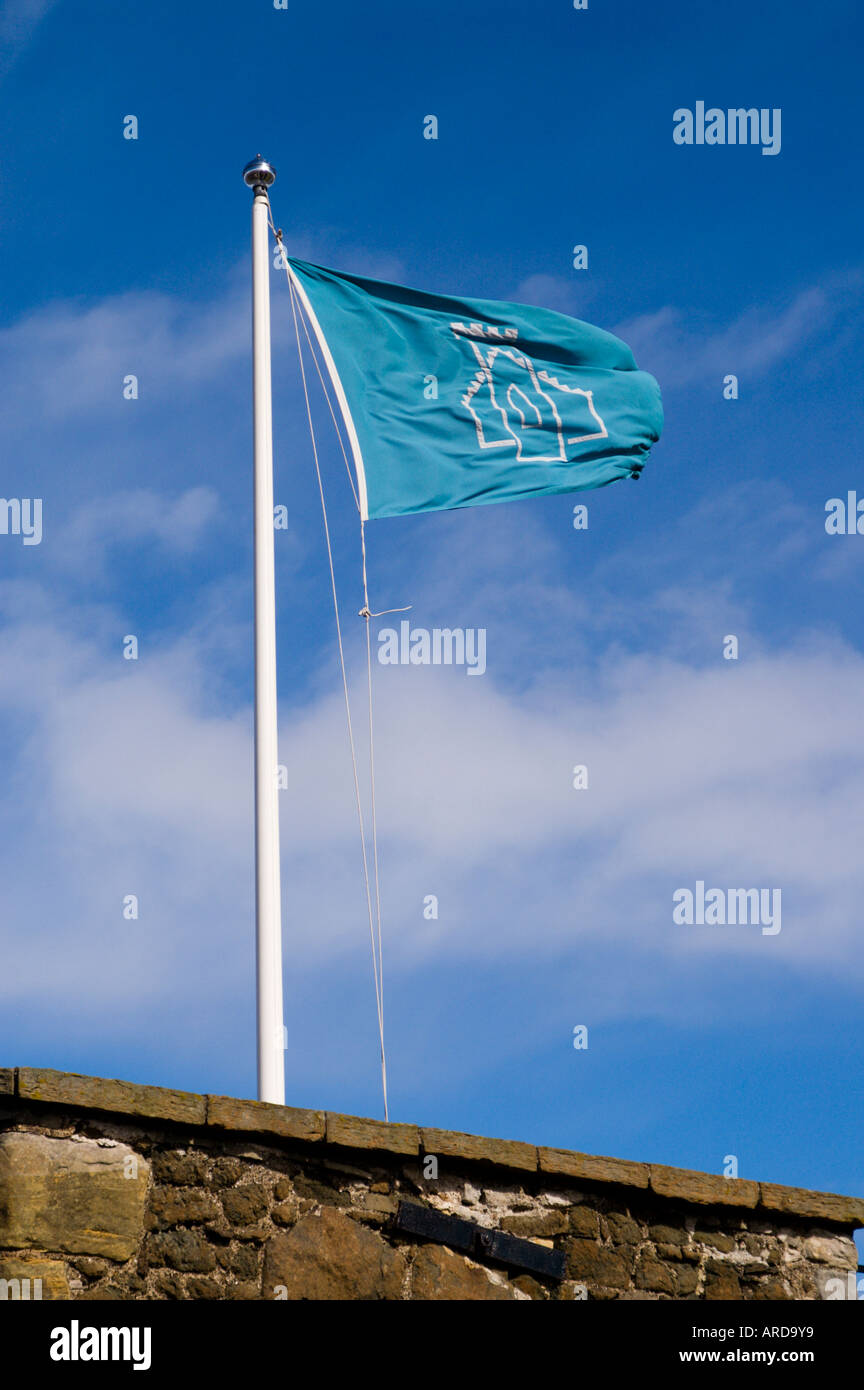 Bandera oficial de Historic Scotland el organismo gubernamental que cuida de edificios históricos Foto de stock