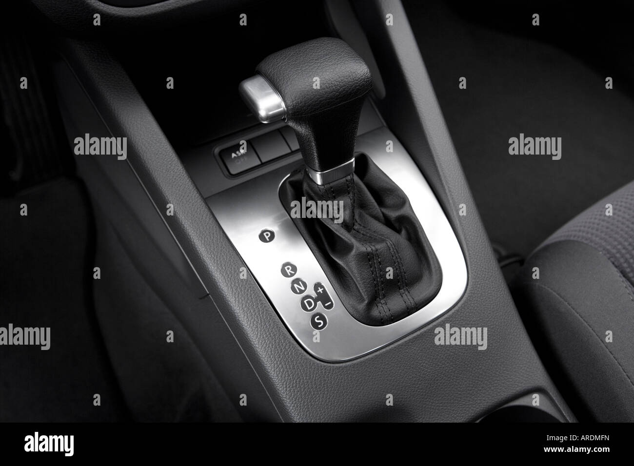 2006 Volkswagen Jetta Value Edition en Azul - La palanca de cambios y  consola central Fotografía de stock - Alamy