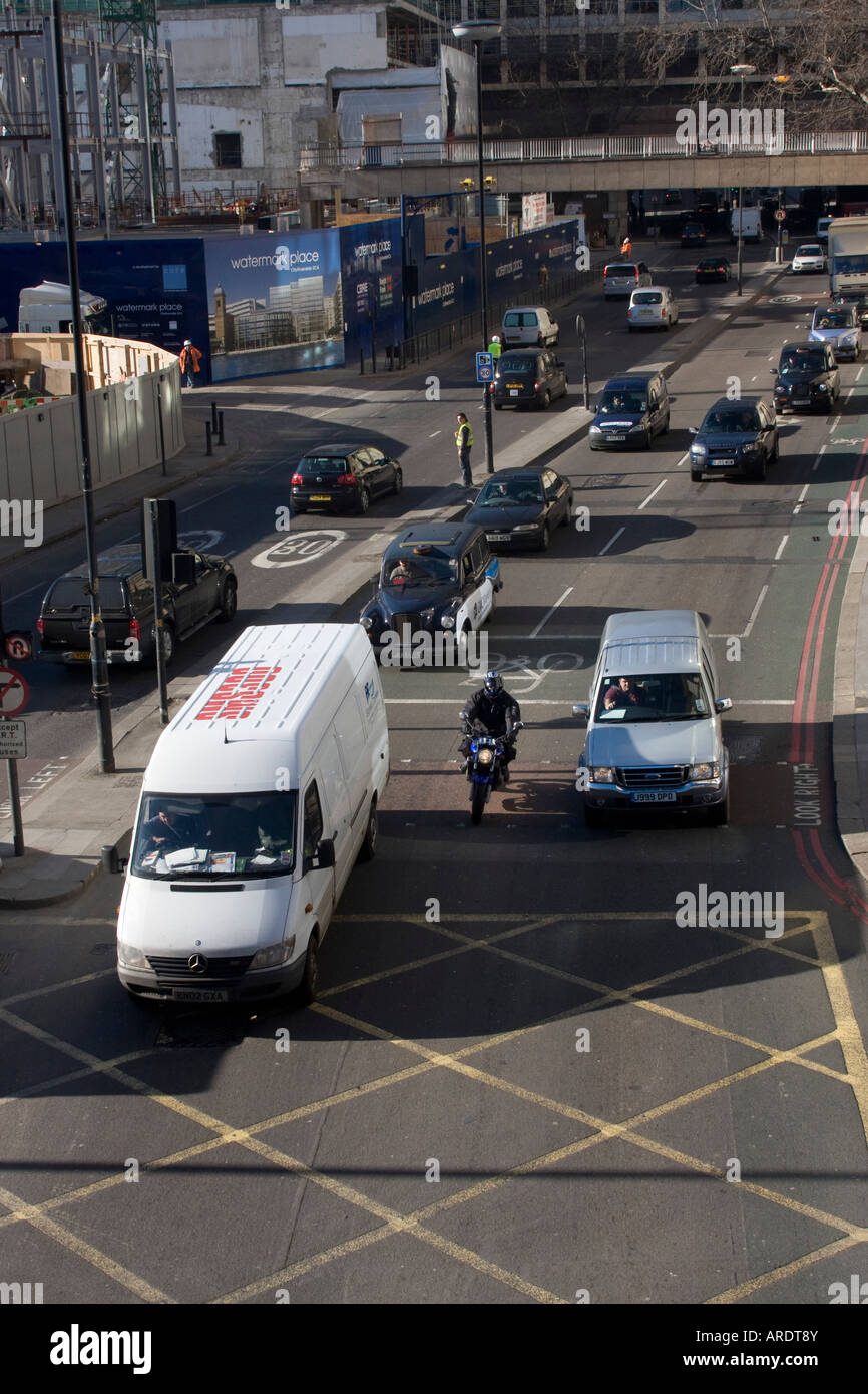 Tráfico en la Upper Thames Street City de Londres GB UK Foto de stock