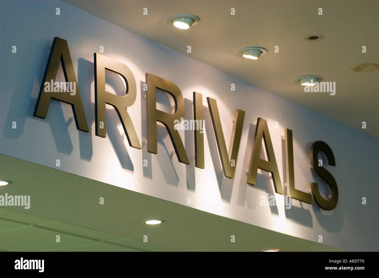 Signo de llegadas en el aeropuerto Foto de stock