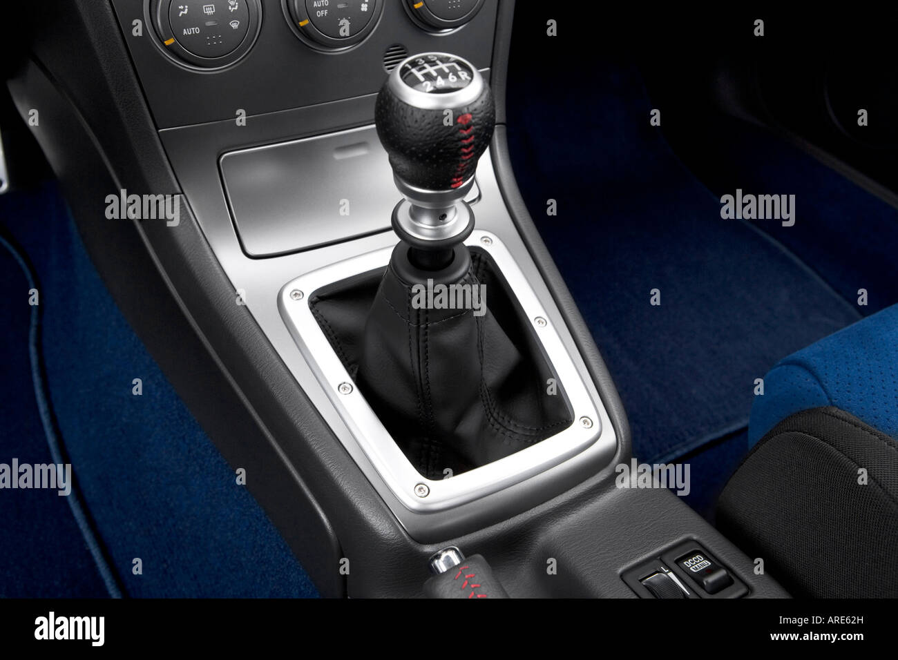 2006 Subaru Impreza WRX STi en - La palanca de cambios y consola central  Fotografía de stock - Alamy