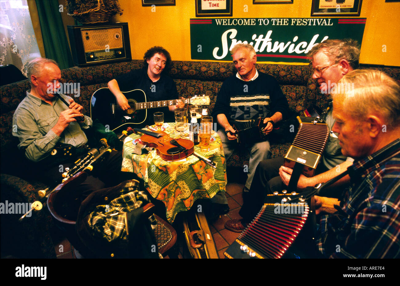 Pub irlandés tradicional músicos tocando música en el Island House bar en la ciudad de Kilrush, Condado de Clare, al oeste de Irlanda. Foto de stock