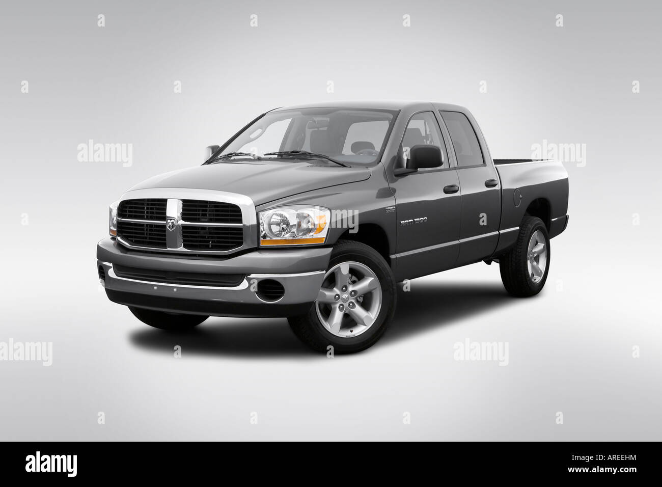 2006 Dodge Ram 1500 SLT en gris - Vista del ángulo frontal Fotografía de  stock - Alamy