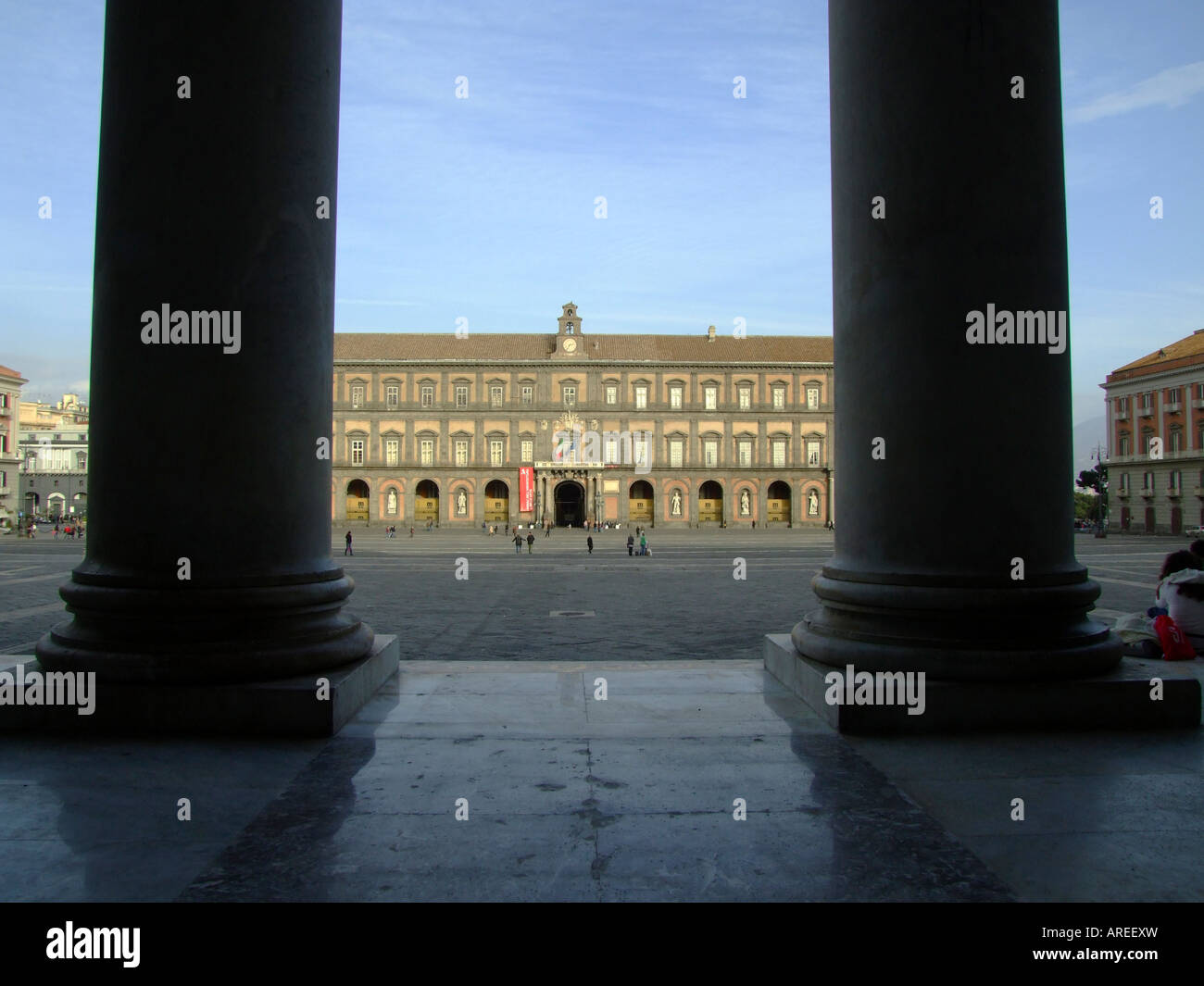 Palacio Real de columnas de la Piazza del Plebiscito Nápoles Campania Italia Foto de stock