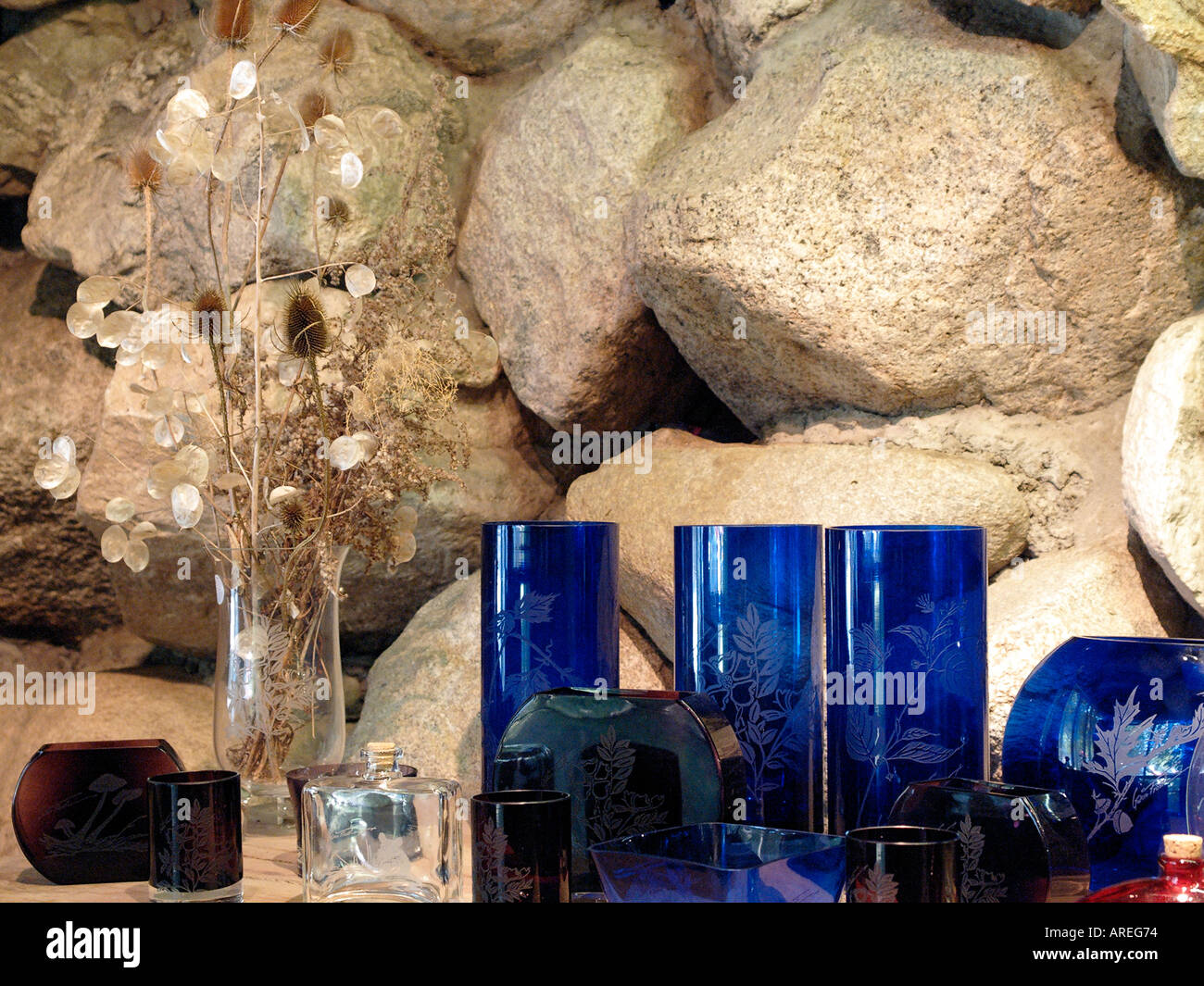 Disposición de vidrio para la venta en una tienda de arte paredes de piedra proporcionan el fondo Foto de stock