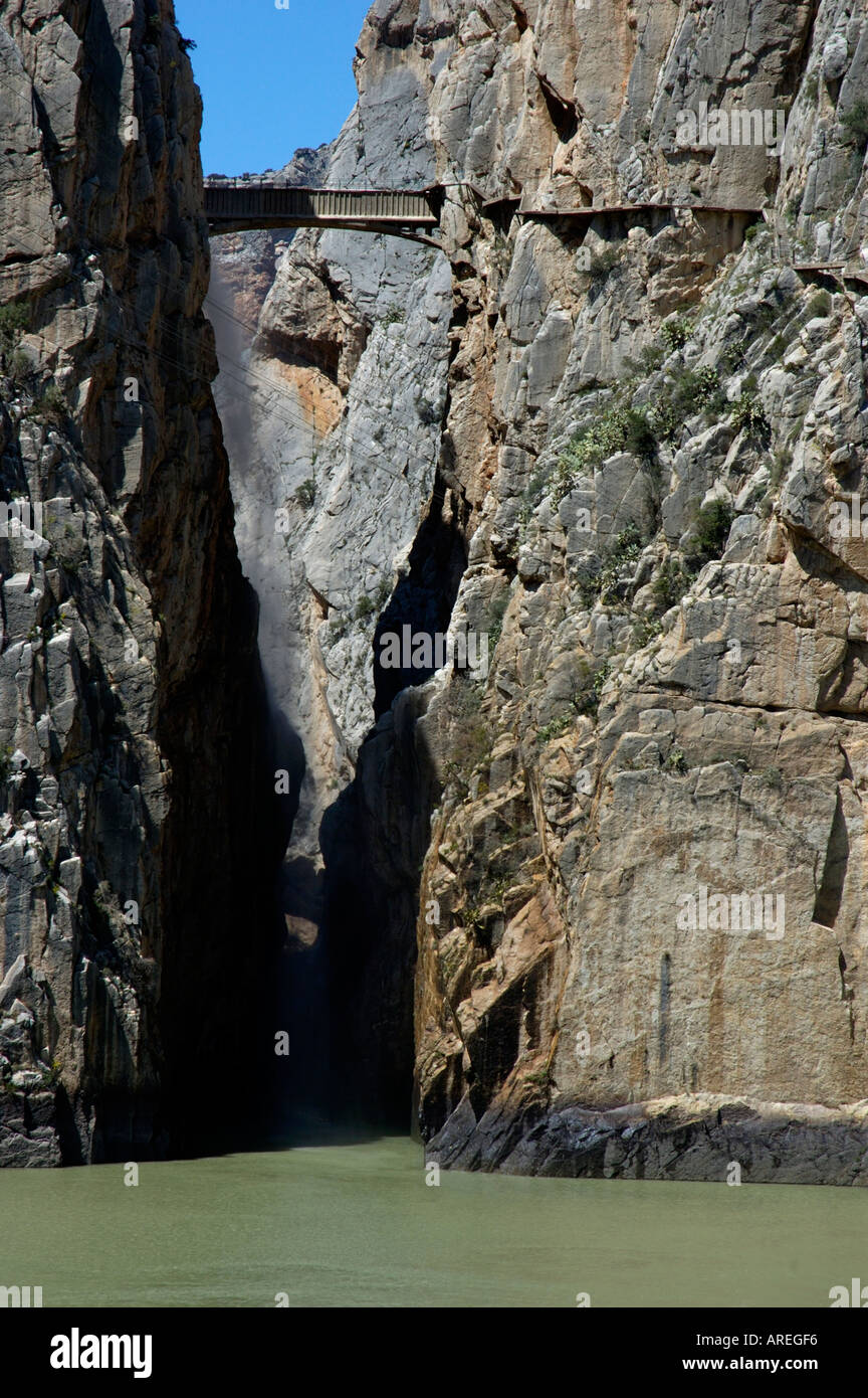 Puente sobre el Desfiladero de los Gaitanes, un paso alto de 700m en la