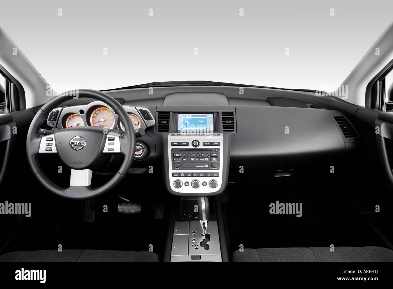 2006 Nissan Murano S en plata - Tablero de a bordo, consola central, la  palanca de cambios ver Fotografía de stock - Alamy