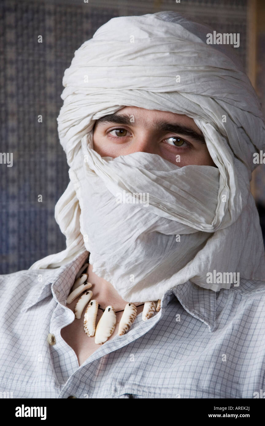 Berber Hombre Con Turbante Azul Con Túnica Blanca. Estudio De Disparo.  Fotos, retratos, imágenes y fotografía de archivo libres de derecho. Image  62198512