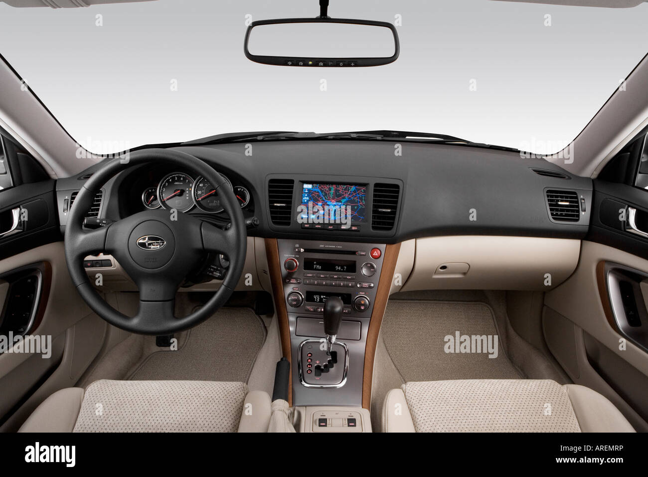 2006 Subaru Outback 2.5i Edición especial en color verde - Tablero de a  bordo, consola central, la palanca de cambios ver Fotografía de stock -  Alamy