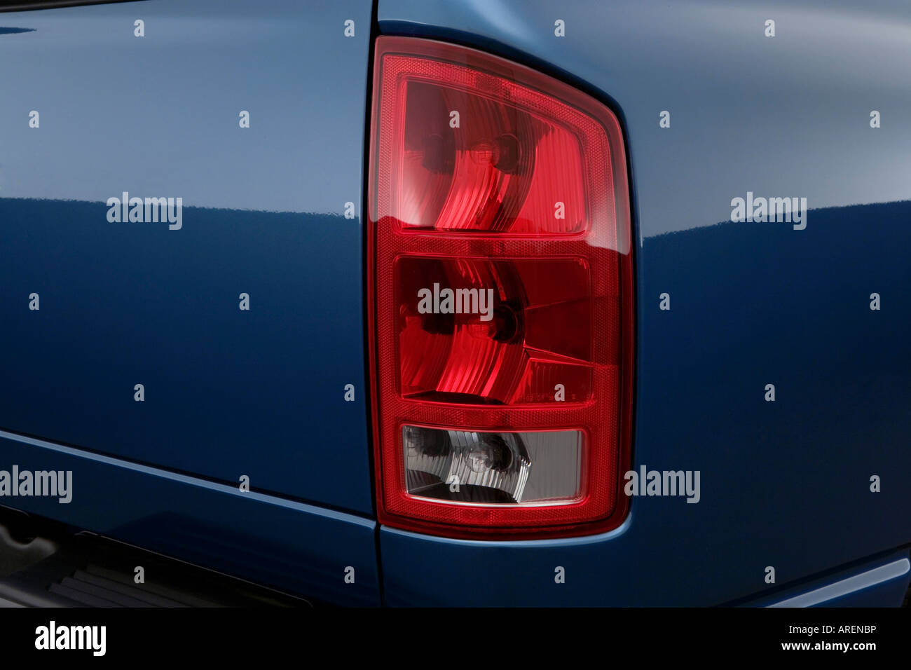 2006 Dodge Ram 1500 ST en Azul - luz trasera Fotografía de stock - Alamy