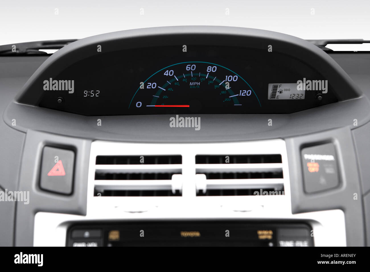 2007 Toyota Yaris en gris Velocímetro / tacómetro Fotografía de stock