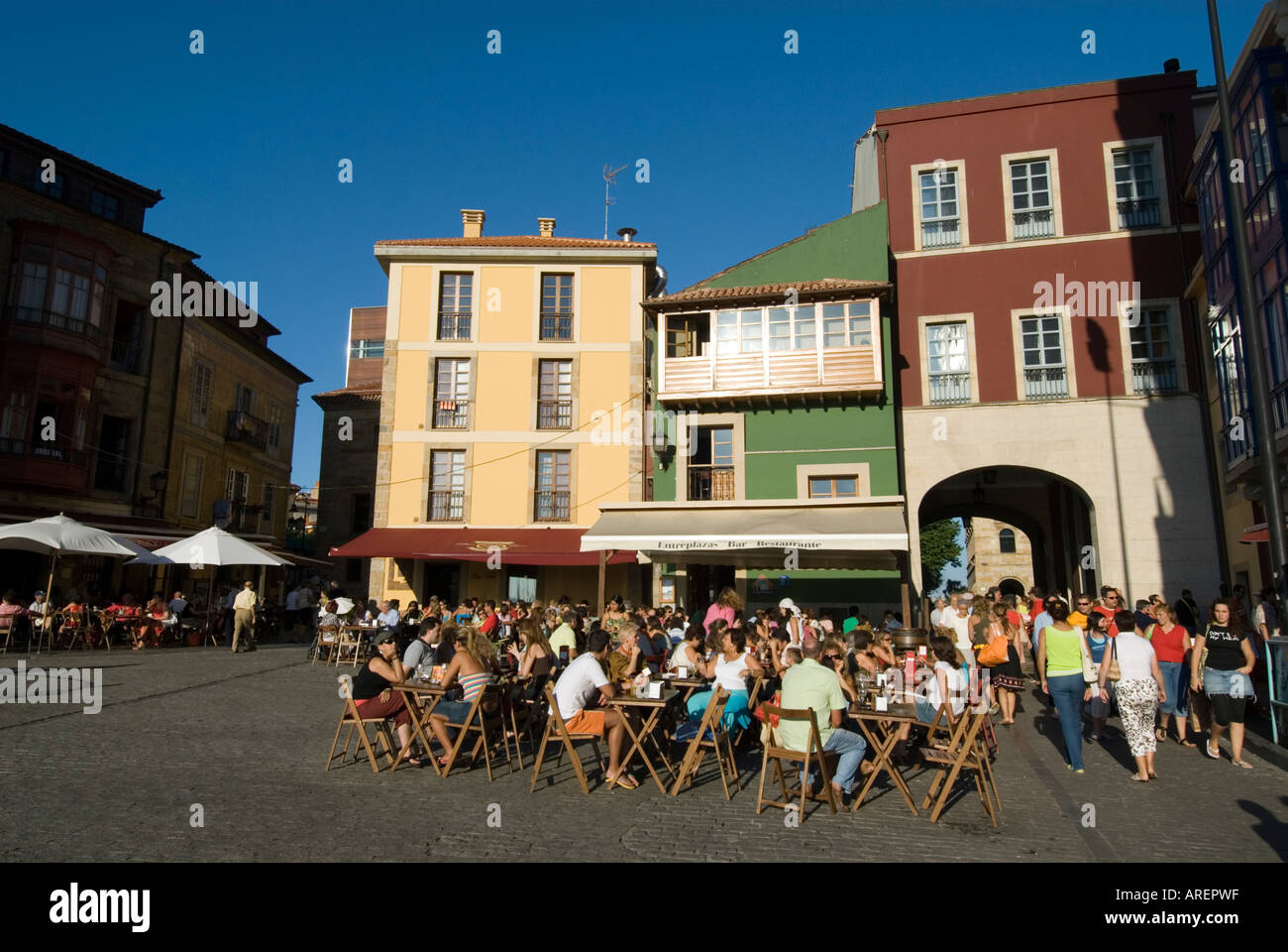 Bares y restaurantes en la Plaza del Marques de Gijon Asturias españa  Fotografía de stock - Alamy