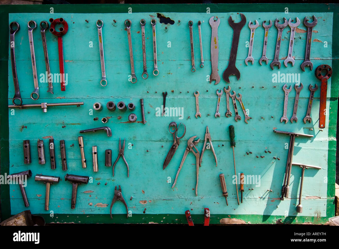 Herramientas mecánicas dispuestas sobre una tabla de madera - Jodhpur,  Rajasthan, India Fotografía de stock - Alamy