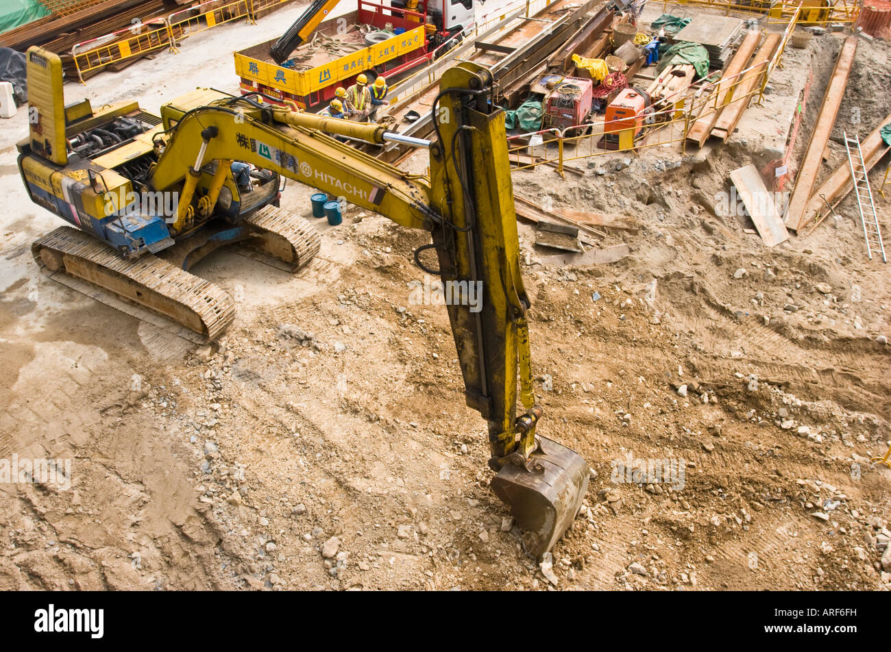 Excavadora mecánica trabajan en proyectos de ingeniería civil Foto de stock