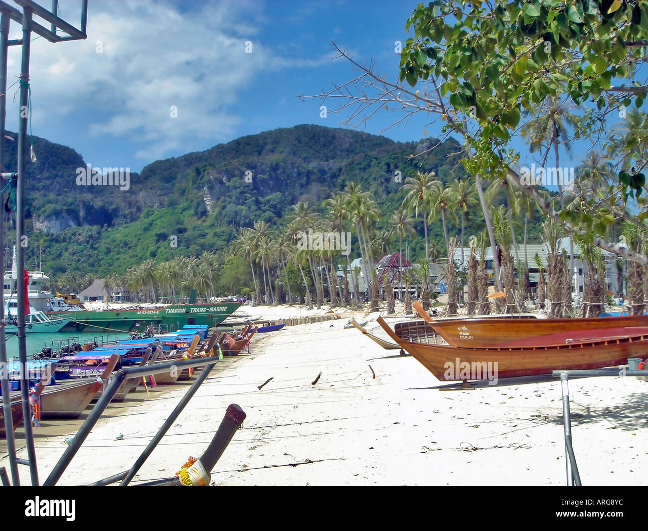 "Khao Phing Kan Isla' Tailandia reconstruido después de 'Playa' Tsunumi paisaje tropical en el mar con embarcaciones de pesca 'exótico' 'Vacaciones' Foto de stock