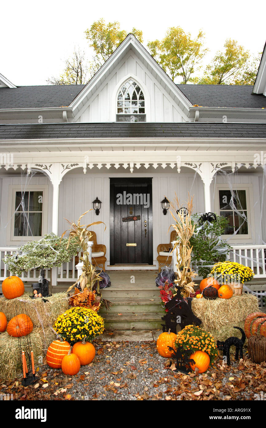 En la parte frontal de la casa decorado de Halloween Foto de stock