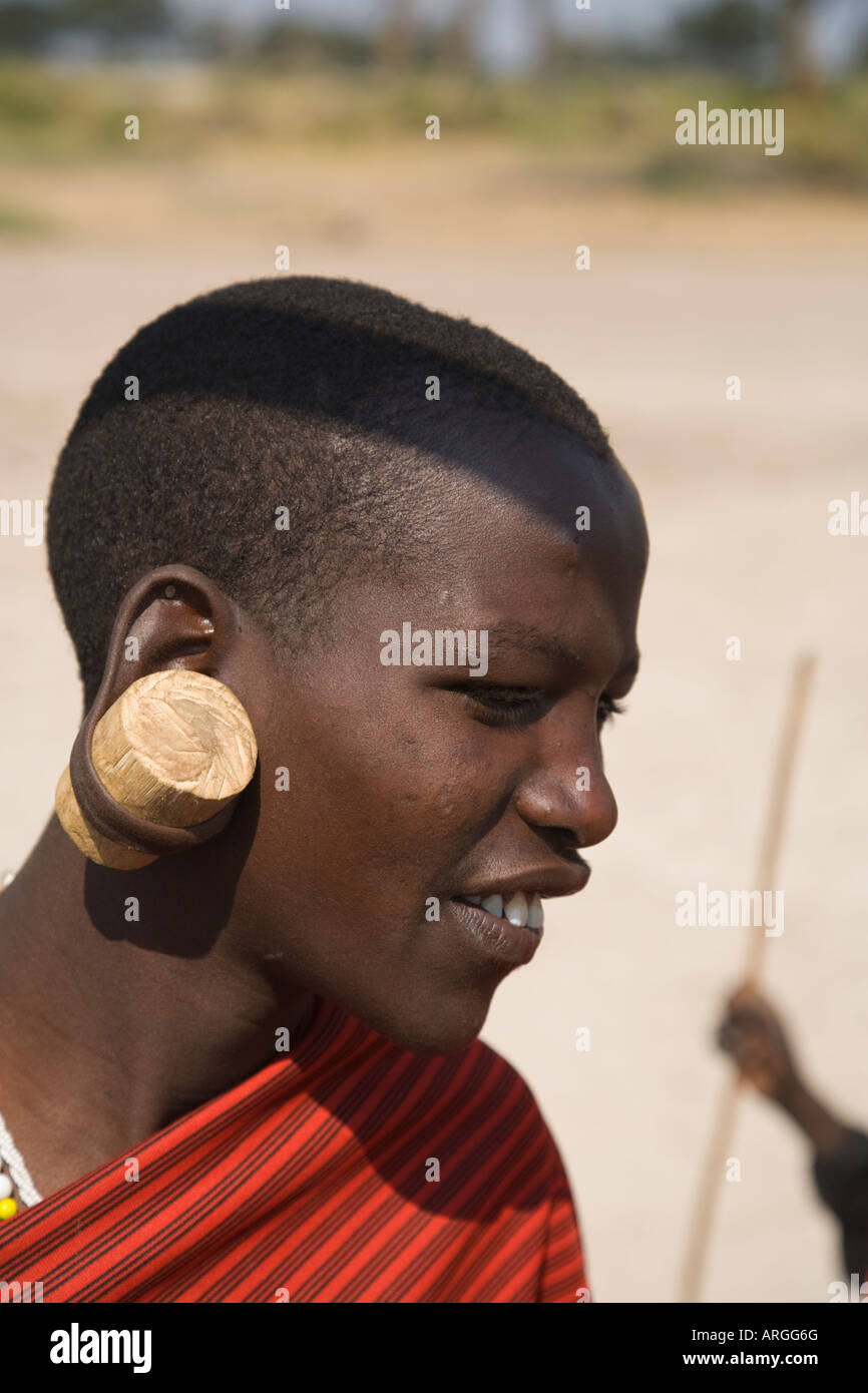 Imagen de un miembro varón de la tribu Maasai con tapones de madera muy  grande Fotografía de stock - Alamy