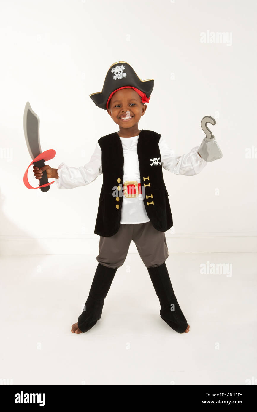 Un niño juega vestirse en un traje pirata Fotografía de stock - Alamy
