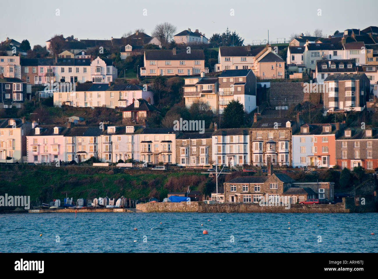 Falmouth, Cornwall, Reino Unido. Vista desde temprano en la mañana, cruzando el agua de enjuague Foto de stock