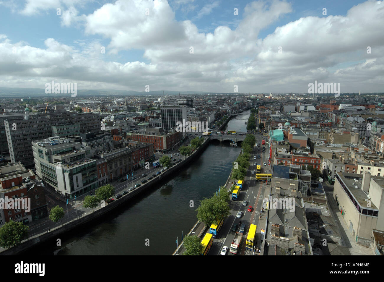Una sobrecarga vista aérea de la ciudad de Dublín en Irlanda, mostrando el río Liffey Foto de stock